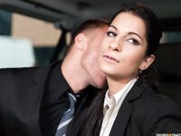 Деловая чешка получила кремпай после грязного траха в машине