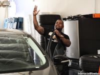 Негры претендуют на групповой минет от татуированной красотки