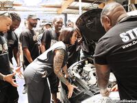 Негры претендуют на групповой минет от татуированной красотки