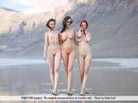Три подружки с бритыми кисками обнимаются и валяются на песке