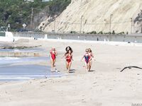 Горячие девушки из береговой охраны тренируются у океана