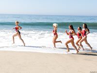 Горячие девушки из береговой охраны тренируются у океана