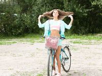 Русская шатенка Мелена А вводит пальчик в гладкую киску