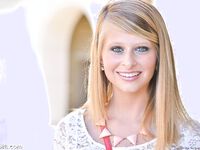 Хрупкая модель ходит голой в публичных местах и дома