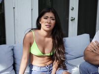 На террасе лысый парень жестко дрючит киску латинки Бинки Биз