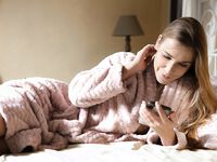 Подружки побаловали друг друга лесбийскими ласками на кровати