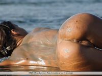 Хрупкая модель с интимной прической Паулина играет с киской у моря