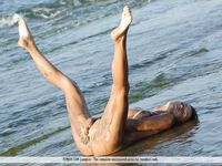 Хрупкая модель с интимной прической Паулина играет с киской у моря