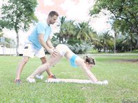 Тренер отжарил зрелую блондинку Кори Чейз после занятий на улице