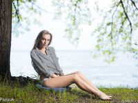 Белокурая Вика наслаждается уединением с природой без одежды