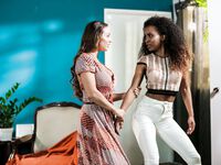 Мулатка Деми Сутра занялась межрассовым сексом с лесбиянкой