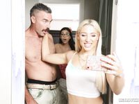 Милашка Абелла Дэнджер соблазнила отчима на грязный инцест