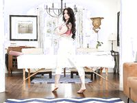 Массажистка Райан Смайлс показала пирсинг на больших дойках