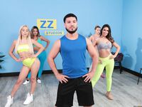 В фитнес зале лесбиянки жадно лижут письки друг друга