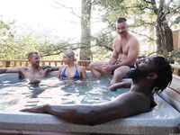 В лесу хрупкую блондинку беспощадно дерут двое мужиков