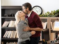 Секретарша Абелла Дэнджер трахается с боссом в офисе