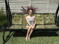 В саду милашка Стефани Мун развлекается с секс игрушками