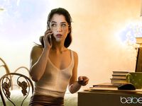 Эффектные красотки по очереди садятся на лица друг друга