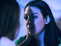 Лесбийские поцелуи Эбигейл Мак и Анджелы Уайт плавно переходят в секс