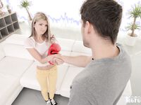 Большой хуй потеснил пизду русской блондинки Джины Герсон