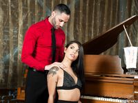 На первом свидании брюнетка занялась любовью и отсосала