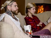 Жестко овладел попкой худенькой блондинки с маленькими сиськами