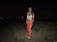 В машине мужик отымел большим хером вагину Эбигейл Мак