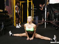 В спортзале блондинка села волосатой киской на хуй