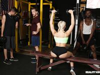 В спортзале блондинка села волосатой киской на хуй