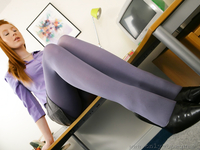 После работы рыжая телка ходит по офису в облегающих колготках