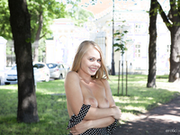 У окна милашка Сарика А показала бритую пилотку под юбкой