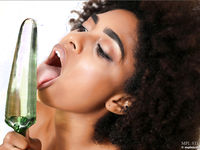 Мулатка использует игрушку для соблазнительной мастурбации в спальне