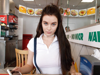 Лана Роадс показывает перед камерой в магазине свои голые сиськи