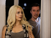 Эльза Джин села верхом на стояк своего соседа