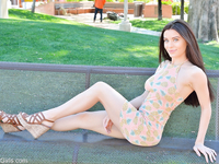 Лана Роадс дрочит пизду напротив камеры самотыком