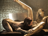 Стройный папуас занимается грязным сексом с симпатичной давалкой