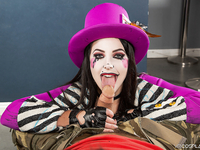 Брюнетка трахается с мужиком в костюме клоуна