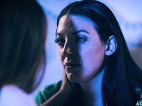 Анжела Уайт трахается с любовницей под покровом ночи