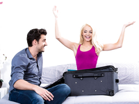 Эльза Джин порется в пизду с сексуальным брюнетом