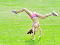 Лана Роадс сидит голой на футбольном поле