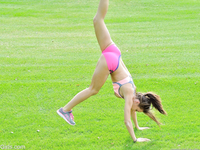 Лана Роадс сидит голой на футбольном поле