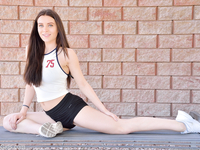 Лана Роадс мастурбирует пизду на пляже