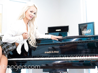 Студентка в мини-юбке принимает член в пизду