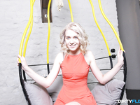 Парень в голубом костюме насовал хуй за щеку распутной блондинке