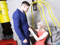 Парень в голубом костюме насовал хуй за щеку распутной блондинке