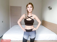 Ева Эльфина фотографирует большую грудь на смартфон