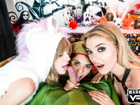 Две телки поддерживают Лену Андерсен за сиськи во время ебли