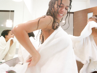 Джина Валентина занимается групповым лесбийским сексом у себя в душе