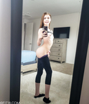 Испытав оргазм во время ебли телка пошла фотографировать сиськи в отражении зеркала