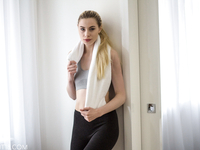 Милена Деви снимает на камеру задницу спустив колготки